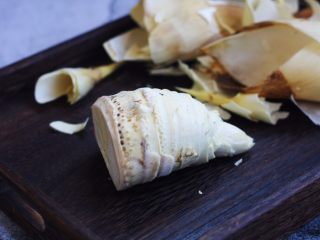 6、腌笃鲜（猪蹄版）,将春笋的外壳剥下去。