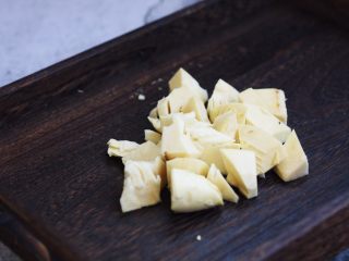 7、腌笃鲜（猪蹄版）,春笋切滚刀块。