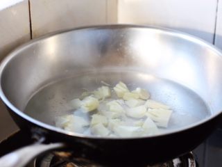 8、腌笃鲜（猪蹄版）,将春笋焯水，然后捞出来备用。