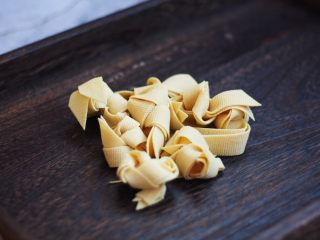 9、腌笃鲜（猪蹄版）,将千张打成结。