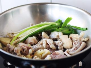 11、腌笃鲜（猪蹄版）,放入提前焯过水后的猪蹄、春笋，和蒸过的咸肉。