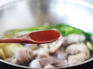 12、腌笃鲜（猪蹄版）,烹入1勺的黄酒。