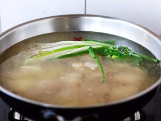 13、腌笃鲜（猪蹄版）,放入适量的水。