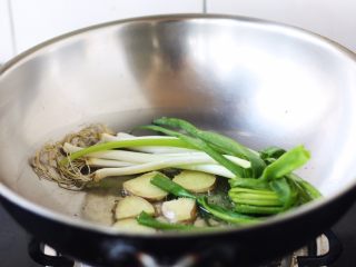 10、腌笃鲜（猪蹄版）,旺火置锅，放入3勺的食用油，放入八角、姜片，小香葱，炒出香味。