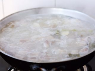 14、腌笃鲜（猪蹄版）,大火煮开，小火“笃”2个小时。