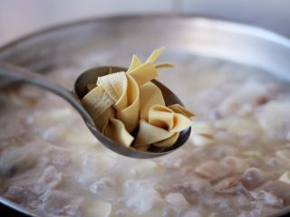 15、腌笃鲜（猪蹄版）,放入千张结，小火炖10分钟。