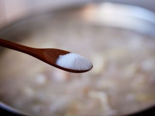 16、腌笃鲜（猪蹄版）,放入1小勺的盐调味。