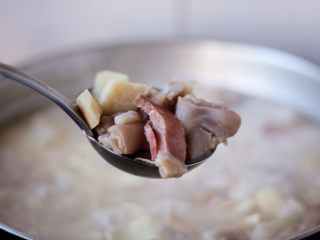 17、腌笃鲜（猪蹄版）,春笋清脆、肉质酥肥。