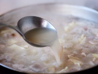 18、腌笃鲜（猪蹄版）,汤色浓白。