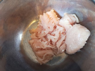 1、鸡肉抄手,准备鸡肉馅儿。