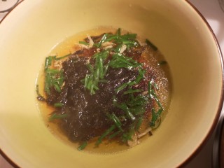 11、鸡肉抄手,加入煮开的抄手汤搅拌一下。