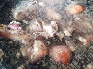 1、山药黑木耳蹄胖汤,蹄胖为了炖的时候方便，买的时候可以让摊主剁小，当然，如果你喜欢一大个完整的端上桌也可以不剁