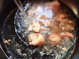 2、山药黑木耳蹄胖汤,出血水后，一块块的洗干净，皮上有毛的拔一下，用刀把皮也刮一刮