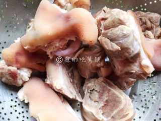 3、山药黑木耳蹄胖汤,清洗完成