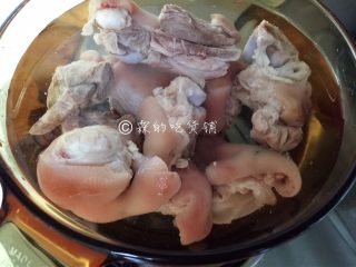 4、山药黑木耳蹄胖汤,放足量的水（把蹄胖完全淹没），再放入葱姜和料酒，大火烧开后小火慢炖