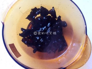 7、山药黑木耳蹄胖汤,黑木耳开水泡发后清洗干净