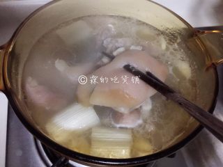 8、山药黑木耳蹄胖汤,等蹄胖炖到能用筷子比较轻松的戳进去时