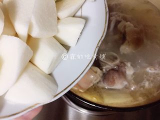 9、山药黑木耳蹄胖汤,放入山药