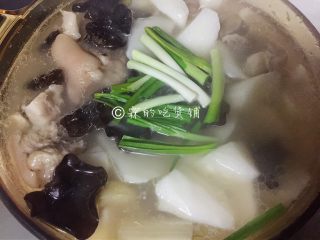 11、山药黑木耳蹄胖汤,撒上一把大葱，再烧个20秒左右等香味出来，关火