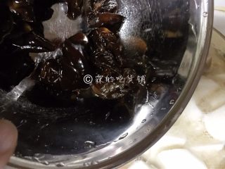 10、山药黑木耳蹄胖汤,黑木耳，再盖上盖子炖到山药熟了，放盐