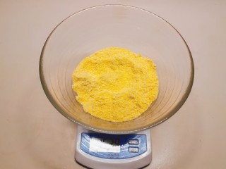 2、玉米面糊糊,称重  取150克玉米面 这个面粉量 一家三口足够了