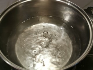 7、玉米面糊糊,水烧开