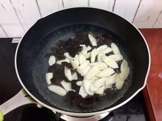 5、清炒木耳山药,锅中烧开水放入木耳和山药焯烫