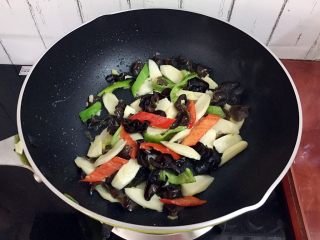 11、清炒木耳山药,翻炒均匀