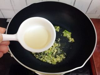 9、清炒木耳山药,加入料酒