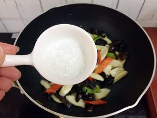 13、清炒木耳山药,加入味精