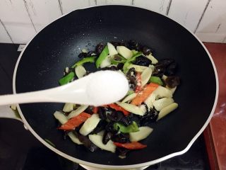 15、清炒木耳山药,加入盐