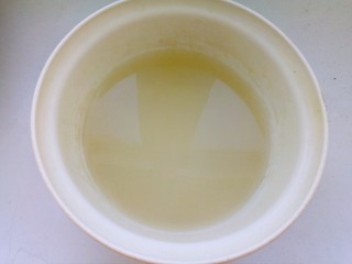 2、猪肉炖粉条,准备好适量的高汤。