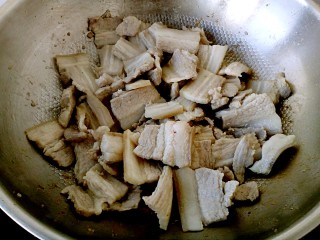 6、猪肉炖粉条,充分煸炒出油份。