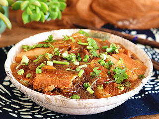 11、猪肉炖粉条,出锅后撒上葱花、香菜即可。