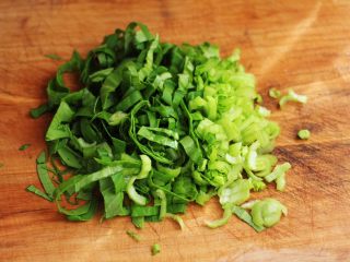 3、虾皮翡翠白玉羹,小油菜洗净后用刀切碎。