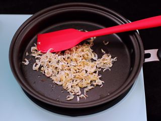 4、虾皮翡翠白玉羹,煎锅倒入花生油烧热后,先小火慢慢炒香虾皮。
