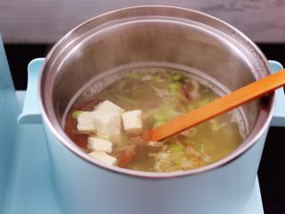 8、虾皮翡翠白玉羹,大火煮沸后,把焯水的豆腐放入锅中。