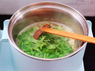 9、虾皮翡翠白玉羹,再次煮沸后,放入切碎的小油菜。