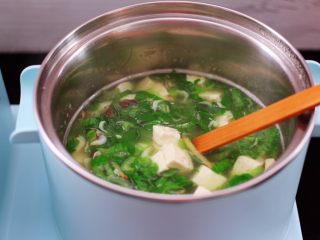 11、虾皮翡翠白玉羹,大火再次煮沸。