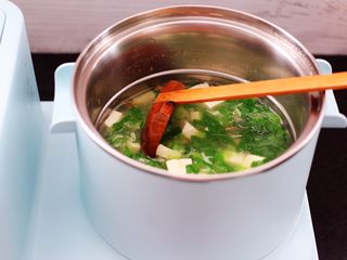 13、虾皮翡翠白玉羹,大火煮沸即可关火。