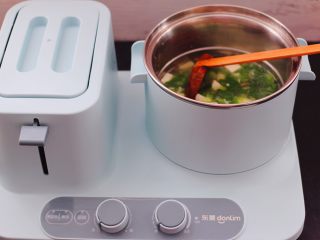 14、虾皮翡翠白玉羹,鲜美无比又营养的翡翠白玉虾皮羹就出锅咯。