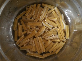 1、排骨腐竹,将腐竹剪成小段放在温水里泡软