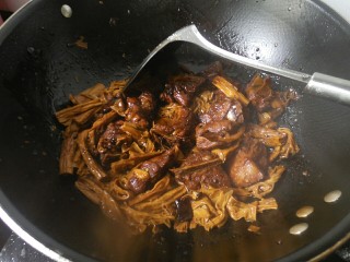 8、排骨腐竹,等快收汁的时候，开盖，加入一点点的盐，在翻炒一下即可出锅。切记盐不能放多，因为生抽是调味用的，已经带有一点咸味了，所以放盐的时候 只需适量一点即可