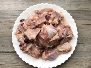 3、红烧啤酒鸡块,斩小块,清水浸泡中途多换几次换去血水,捞出沥水备用