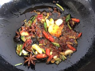 8、红烧啤酒鸡块,炒出红油