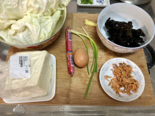 1、白菜豆腐汤,食材合照：白菜叶三四片，嫩豆腐一块约250g，泡发好的木耳数朵，虾米一小把，火腿肠一根，鸡蛋一颗，小葱两根，姜一小片