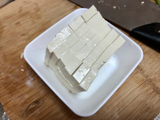 2、白菜豆腐汤,嫩豆腐清洗切小块