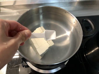 3、白菜豆腐汤,汤锅坐锅烧水，放入嫩豆腐块，少许食盐，煮开后再煮一分钟