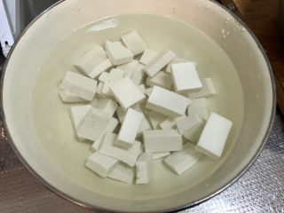 4、白菜豆腐汤,捞出豆腐津凉水以免豆腐粘粘