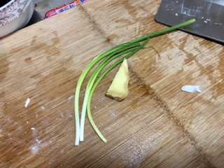 5、白菜豆腐汤,小葱洗净姜搓洗干净